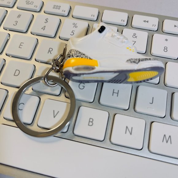 Mini 3D AIR JORDAN Retro 3 Sneaker Shoe Keychain White and Yellow - Picture 5 of 5